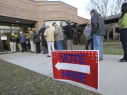 Votantes esperan su turno a las afueras de las casillas desginadas. AP  /