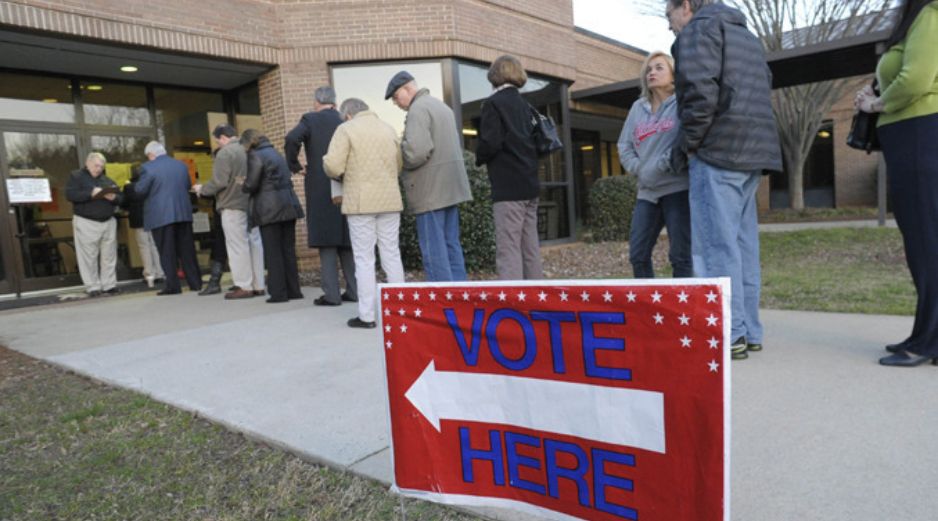 Votantes esperan su turno a las afueras de las casillas desginadas. AP  /