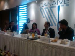 Durante la reunión para la toma de protesta del nuevo dirigente del gremio de la Industria del Vestido.  /