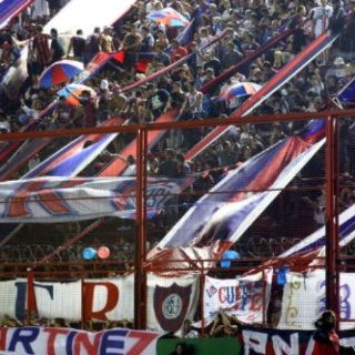 Niño sufre herida en ojo por violencia en futbol argentino