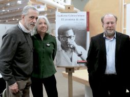 De izquierda a derecha, Fernando Trueba, la viuda Miriam Gómez, y Toni Muné durante presentación de El cronista de cine. EFE  /