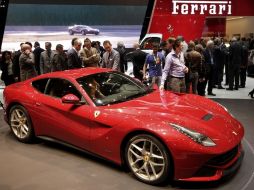 El Salón del Automóvil de Ginebra fue inaugurado con vistas de modelos impresionantes como este Ferrari F12 Berlinetta. REUTERS  /