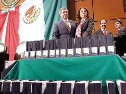 El titular de la ASF, Juan Manuel Portal (i), entregó el 15 de febrero las observaciones de la cuenta publica de 2010. ARCHIVO  /