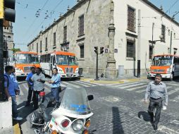 Los transportistas se muestran reacios a aceptar que los adultos mayores y personas con capacidades diferentes no paguen el pasaje.  /