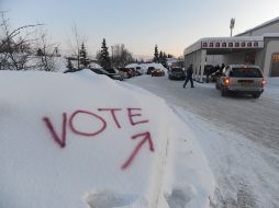 Un improvisado anuncio, pintado sobre la nieve, indica la dirección del puesto de votación. EFE  /