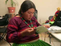 Algunos de los textos entregados a las comunidades indígenas están en lengua wixárika. ARCHIVO  /