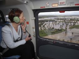 La primera ministra de Australia, Julia Gillard, sobrevuela la zona afectada. REUTERS  /