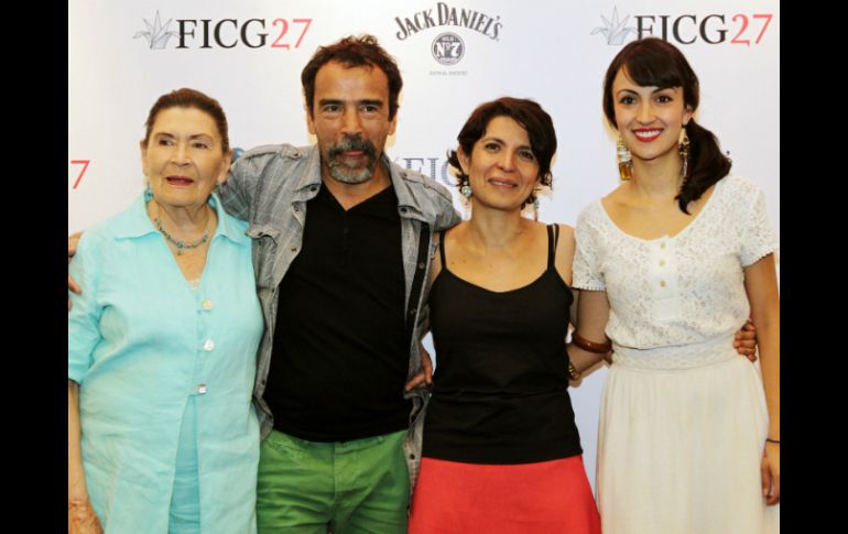 La exdirectora del encuentro fílmico, Kenya Márquez,  acompañada del actor estelar de la película Damián Alcázar.  /