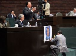 Morgan Ríos (segundo a la der) se defendió. En la imagen, Emilio Serrano coloca un cartel de Horcasitas como protesta. EL UNIVERSAL  /