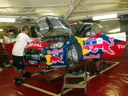 Los mecánicos de Citroen ponen a punto el coche de Loeb para la competencia. MEXSPORT  /