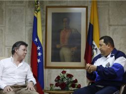 Fotografía cedida por Palacio de Miraflores que muestra al presidente venezolano (der) y a su homólogo colombiano (izq). EFE  /