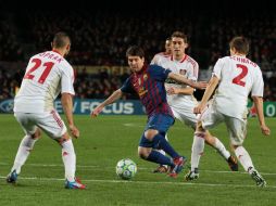 Messi toreando a los jugadores del Bayer Leversuken. En el partido de ayer anotó 5 goles.  /