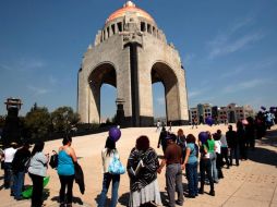 Mujeres realizan cadena humana en el Monumento a la Revolución como celebración del Día Internacional de la Mujer. EL UNIVERSAL  /