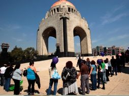 Mujeres forman una cadena humana  en el Monumento a la Revolución, como parte de la celebración de su día. EL UNIVERSAL  /