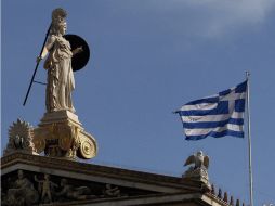 La bandera griega ondea en el edificio de la Academia, Atenas. Hay optimismo por la respuesta de los acreedores. EFE  /