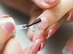 • Si la uñas postizas no se cuidan adecuadamente, puede desarrollarse una infección fúngica. THINKSTOCK.  /