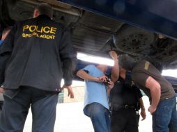 Observaron la manera en que investigadores estadounidenses descubrieron una carga de marihuana en un automóvil. AP  /