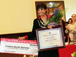 Cristina Morfín Ramírez recibió el premio Irene Robledo García.  /