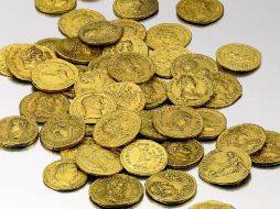 Fotografía cedida en donde se muestra una serie de denarios romanos que forman parte de una colección de 38 mil monedas. EFE  /
