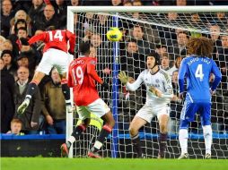 Javier “Chicharito” Hernández (izquierda) jugó los 90 minutos. REUTERS  /
