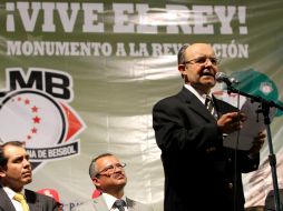Plinio Escalante, presidente de la LMB, durante la presentación de la temporada, en la explanada del Monumento a la Revolución. NOTIMEX  /