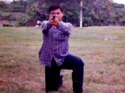 Amilkar Oney Chiu Cruz publicó en su página de Facebook una fotografía en la que se muestra con una pistola. ESPECIAL  /