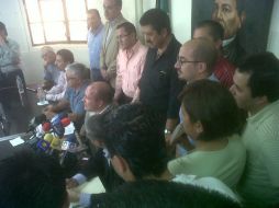 Enrique Alfaro durante la rueda de prensa donde anunció su salida de la coalición, junto a su equipo de trabajo.  /