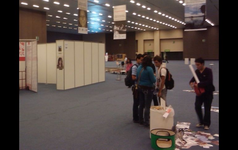 Desde temprana hora comenzaron las labores para desmontar el mobiliario .  /