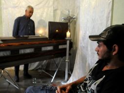 Familiares del minero Víctor Quiceno, uno de los nueve trabajadores que murió, asisten a su sepelio. EFE  /