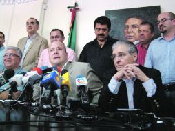 Acompañado por el diputado federal Enrique Ibarra (derecha), Enrique Alfaro (centro) confirmó el fin de la coalición. ESPECIAL  /