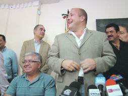 Enrique Alfaro sonríe durante la rueda de prensa donde anunció la ruptura de la alianza de las izquierdas con el PRD. ESPECIAL  /