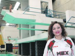 La entrenadora Martha Lara trabaja con 40 atletas en la fosa de clavados de la Universidad de Guadalajara.  /