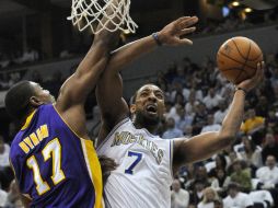 El pívot Andrew Bynum aportó un doble-doble de 26 puntos y 10 rebotes. AP  /