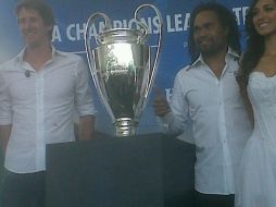 Edwin van der Sar y Christian Karembeu acompañan al trofeo en su gira.  /
