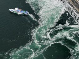 Un barco de cruceros turísticos de todo dando vueltas en las olas del Estrecho de Naruto entre Shikoku. AP  /