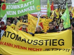 Varias personas participan en una manifestación anti-nuclear en Kiel, Alemania. EFE  /