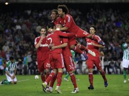 Los jugadores del Real Madrid celebran el gol de la victoria ante el Betis de Sevilla. REUTERS  /