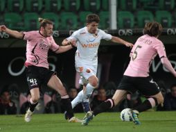 Fabio Borini (c) se quita a dos jugadores del Palermo durante el partido. AFP  /
