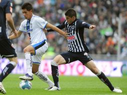 Victor Villa del Querétaro disputa el balón con Hiram Mier de Monterrey. EFE  /