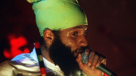 La introspección se refleja en el tema que invita bailar y a repensar el mundo de hoy, resistiendo a la violencia.  /