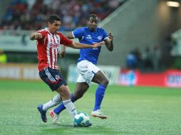 Las Chivas sumaron su tercera victoria del torneo al vencer a Cruz Azul por 2-1.  /