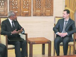 El emisario de la ONU, Kofi Annan (i), presentó al presidente sirio, al Assad, varias propuestas para poner fin a la violencia. AP  /
