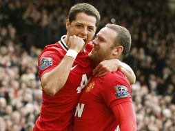 Rooney (d) celebra su anotación con el tapatío Javier Hernández. REUTERS  /