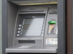 La Policía municipal explica que los delincuentes utilizaron un soplete para abrir la máquina. ARCHIVO  /