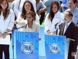Vázquez Mota toma de protesta como candidata por el PAN, junto al líder nacional del partido, Gustavo Madero. EFE  /