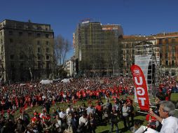 Miles de españoles en la capital y en 60 ciudades más de toda España salieron a las calles. EFE  /