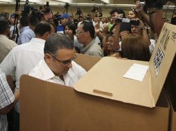El presidente salvadoreño, Mauricio Funes, al emitir su voto. EFE  /