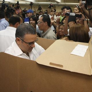 Emite Funes su voto en legislativas e insta a los salvadoreños a participar