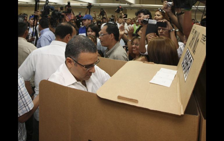 El presidente salvadoreño, Mauricio Funes, al emitir su voto. EFE  /