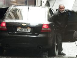 Lula da Silva en su salida, hoy, del hospital. El ex Presidente tenía un 80% de popularidad tras sus mandatos. EFE  /